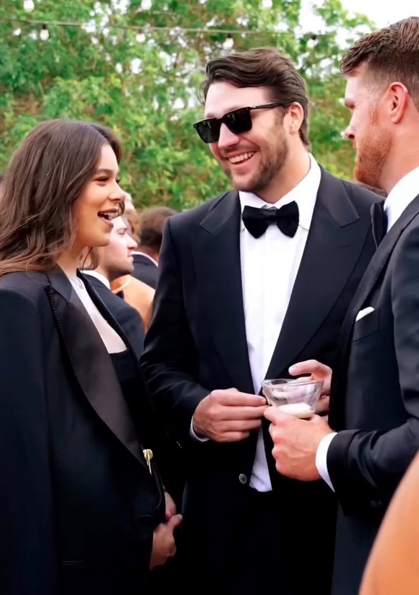 best of hailee steinfeld tweet media