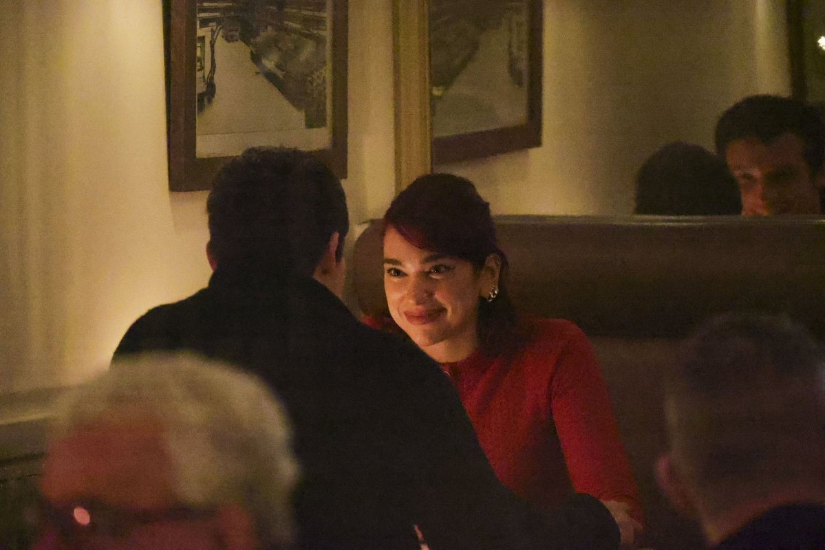 lipapictures's tweet photo. you can see callum in the mirror staring at dua lipa with the same look of love… not even da vinci could replicate this https://t.co/pAUAhzikGd