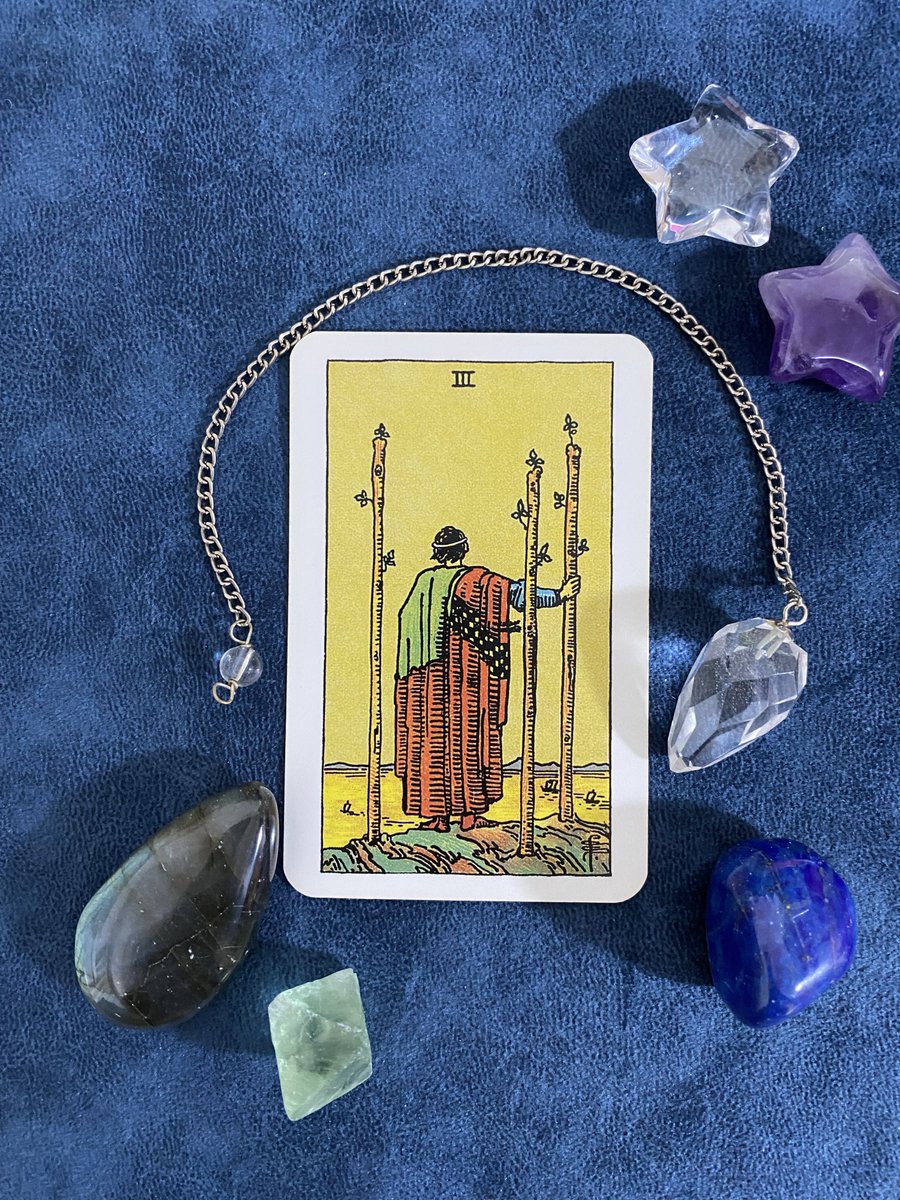 tarotsgr's tweet photo. 3/29（日）のメッセージ🔮
【ワンドのⅢ】
叶えたい思いや願いに
自信がついていく日🌟

ふんわりしていた未来に設計図がついていくようです。この先どうするか迷っていたあなたにも『この方向でよさそうだ』と思えるようになっていきますよ。不安よりもワクワクを心に満たしてみてね🤩
#タロット占い https://t.co/3WMUvEeriz