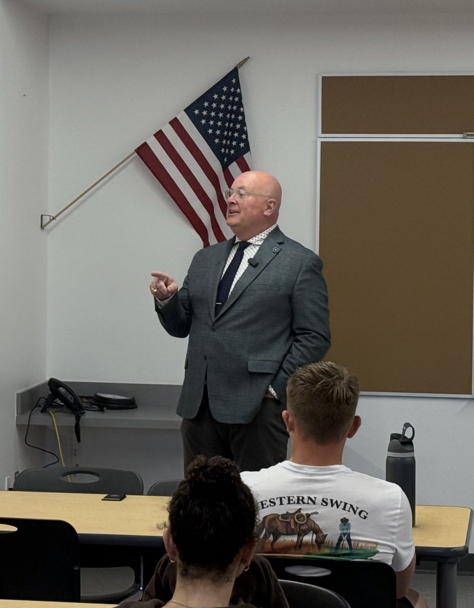 jperry_nixa's tweet image. Super thankful to my friend @BaldKirk for showing up and delivering a great message for our Leadership Academy group today! It was fantastic! Thanks Kirk! You are the best! #TeamNixa #NSGB #leaderslead