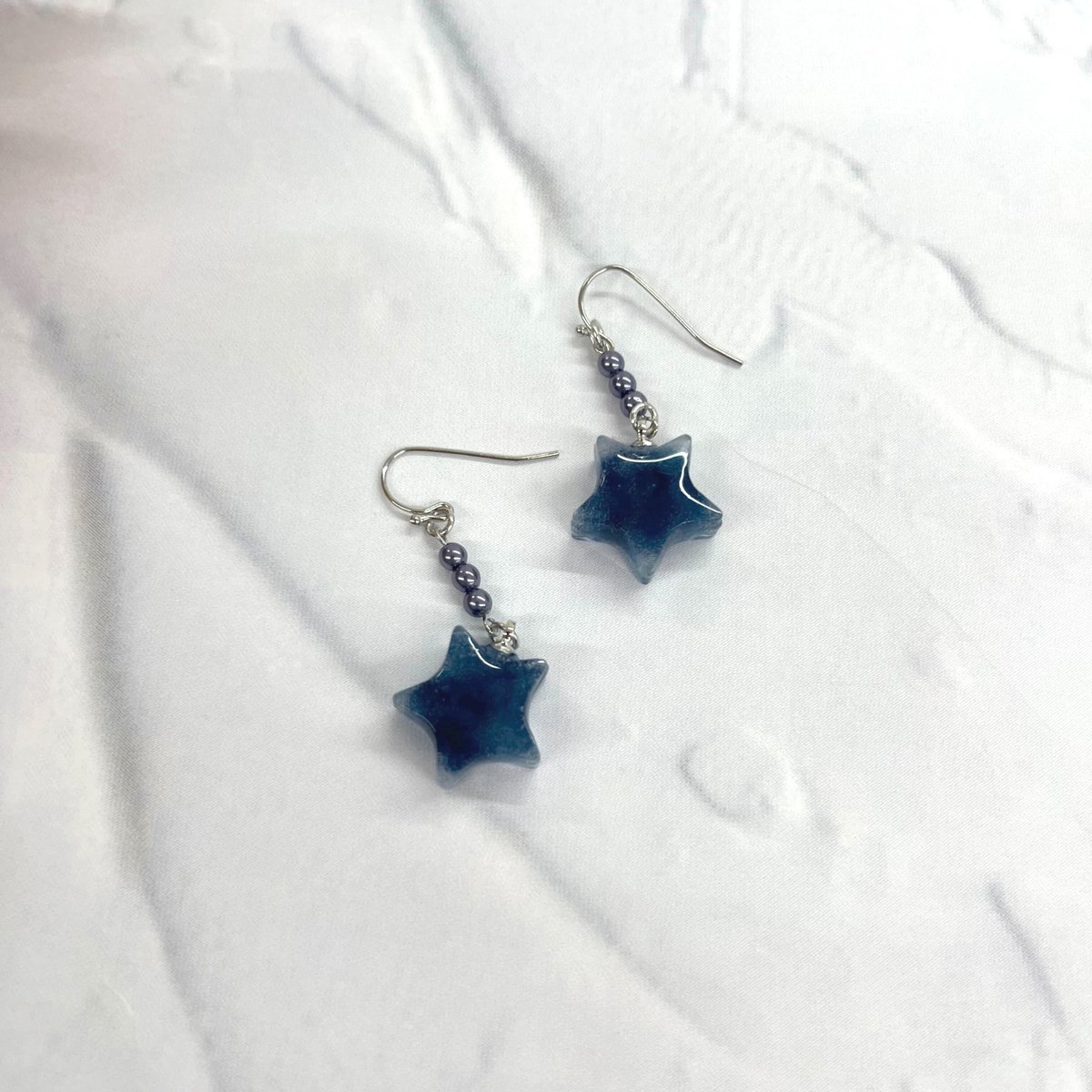 cw_tsukisamu's tweet photo. 今回紹介するのはこちらです！
可愛らしい星のピアスです⭐
なんと中に羊毛フェルトが入っているんです！！

#B型事業所
 #札幌　 
#レジンアクセサリー https://t.co/jnPQtuGtNj
