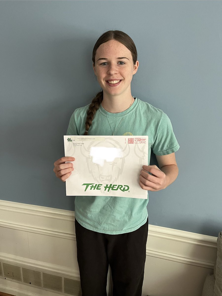IslaSchweers29's tweet photo. Love finding out what’s going on with Marshall Softball! Thank you for the mail coaches!! @mzerkleee @AlyHarrell @RileyBlampied @DrewCalloway6
@HerdSB @AGTMartin2028 #goherd #softball #mailtime #wearemarshall https://t.co/b6AGoPJZKR