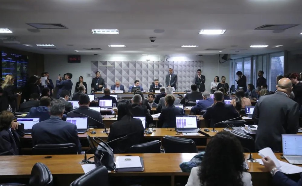 portalocruzeiro's tweet photo. Escândalo em Brasília: deputado federal se envolve em confusão com prostituta no Lago Sul. O caso terminou na delegacia e expõe a decadência moral.

➡️ Leia mais: https://t.co/kCHzUFwo18
📸 Kayo Magalhães/Câmara dos Deputados https://t.co/Tszbfd6qbw