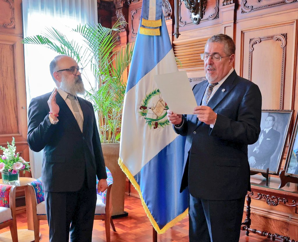 vichoguate's tweet photo. AHORA:

Juramentan a nuevo Ministro de Cultura y Deportes, Luis Méndez Salinas. https://t.co/we7SoSRZQo