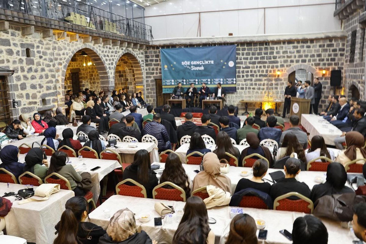 İl Gençlik Kolları başkanımız <a href="/furkankucukk_/">Furkan KÜÇÜK</a> İle Birlikte Hilvan ilçe başkanımız <a href="/Mehmet_suzen63/">Mehmet Süzen</a> Ve Siverek ilçe başkanımız <a href="/ramazanacar199/">Ramazan Acar</a> ilçe teşkilatlarımız İle Bir Araya geldik. 

<a href="/bucakalimurat82/">Ali Murat Bucak</a> <a href="/milhamigunbegi/">M.İlhami GÜNBEGİ</a> 
<a href="/akgencliksurfa/">AK Gençlik Şanlıurfa</a> <a href="/SEToprak_/">Selahaddin Eyyüb Toprak 🇹🇷</a> 
<a href="/avyusufibis/">Yusuf İBİŞ</a>