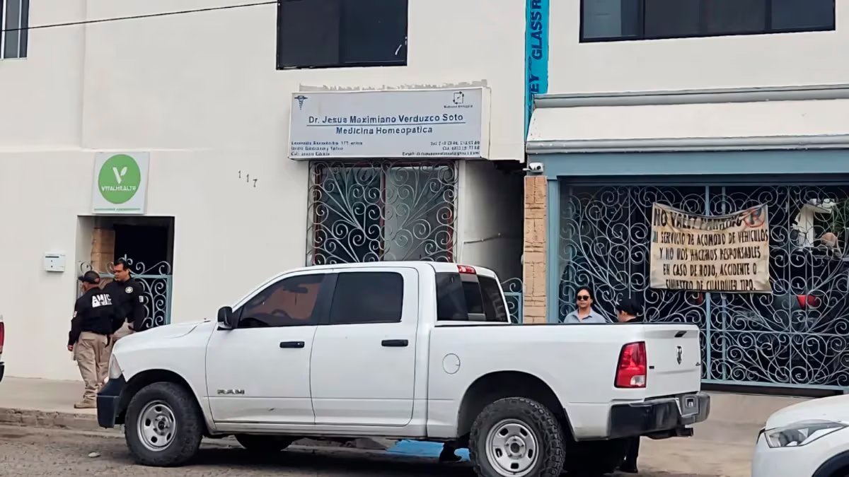 elalbertomedina's tweet photo. 🚨 #ÚLTIMAHORA | Sube a OCHO el número de fallecidos tras recibir sueros vitaminados en #Hermosillo.

Del total de 11 casos sospechosos, son 8 los fallecimientos, una hospitalización y dos personas dadas de alta.

Así lo confirmó la Secretaría de Salud de #Sonora y aseguró que no se han registrado nuevos casos relacionados tras la clausura de la clínica.

El médico señalado ya es buscado por las autoridades.