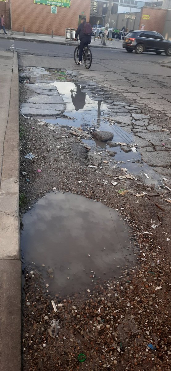 wrfit3's tweet photo. @dianadiago @Uaesp @Educacionbogota @CarlosFGalan El problema no es solo la basura. LA VIA DE ACCESO AL COLEGIO está llena de huecos y alcantarillas dañadas. https://t.co/pjwfsabxVi