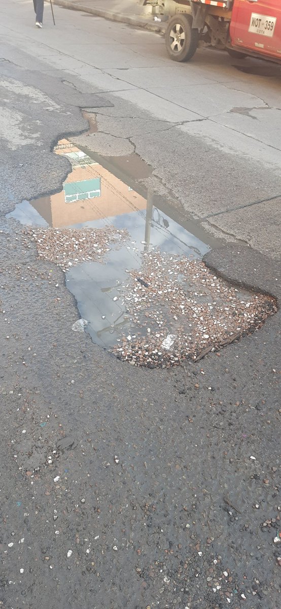 wrfit3's tweet photo. @dianadiago @Uaesp @Educacionbogota @CarlosFGalan El problema no es solo la basura. LA VIA DE ACCESO AL COLEGIO está llena de huecos y alcantarillas dañadas. https://t.co/pjwfsabxVi