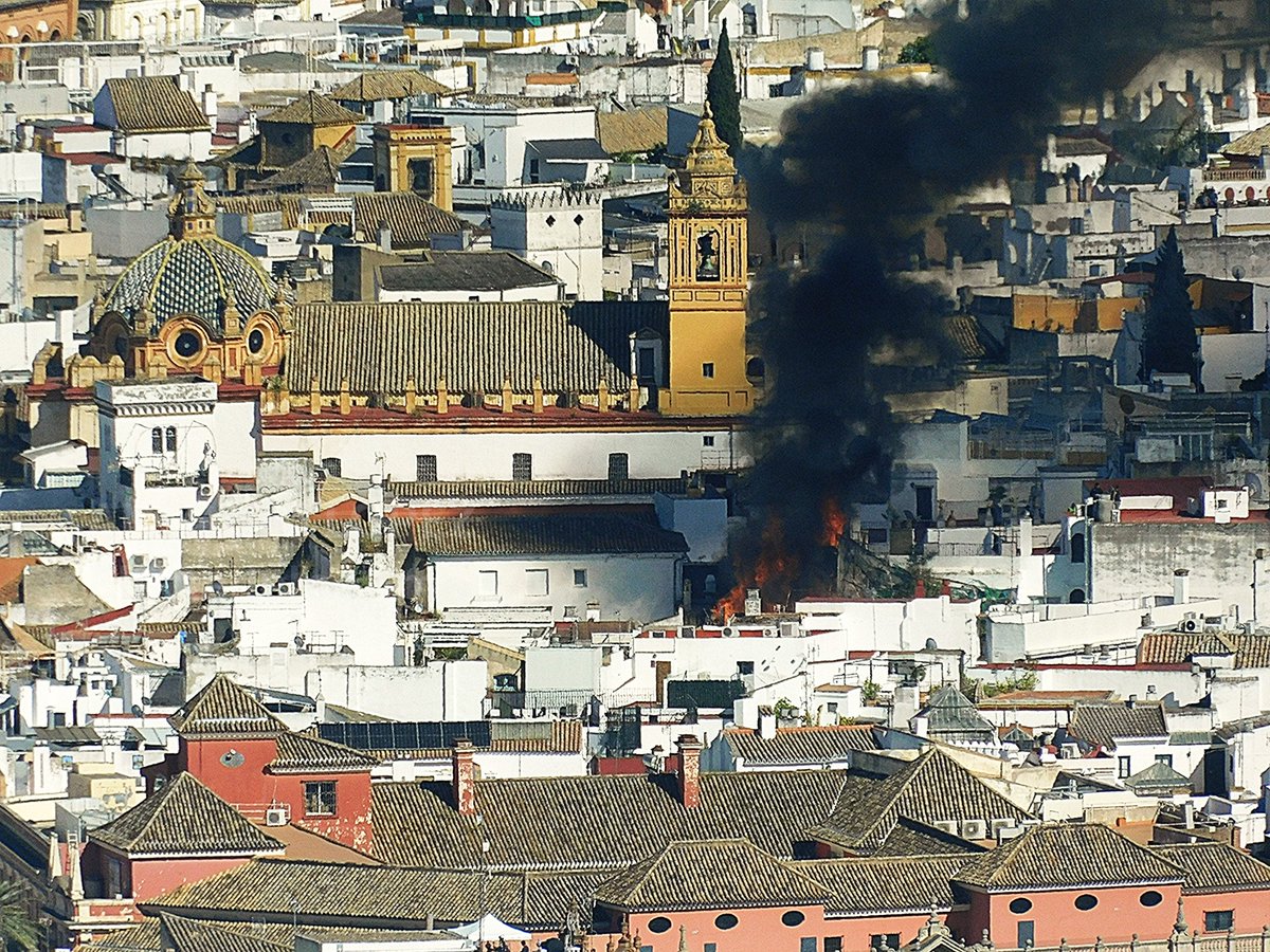 ... así fue el fuego en la calle Pajaritos del Lunes Santo desde la Torre Sevilla