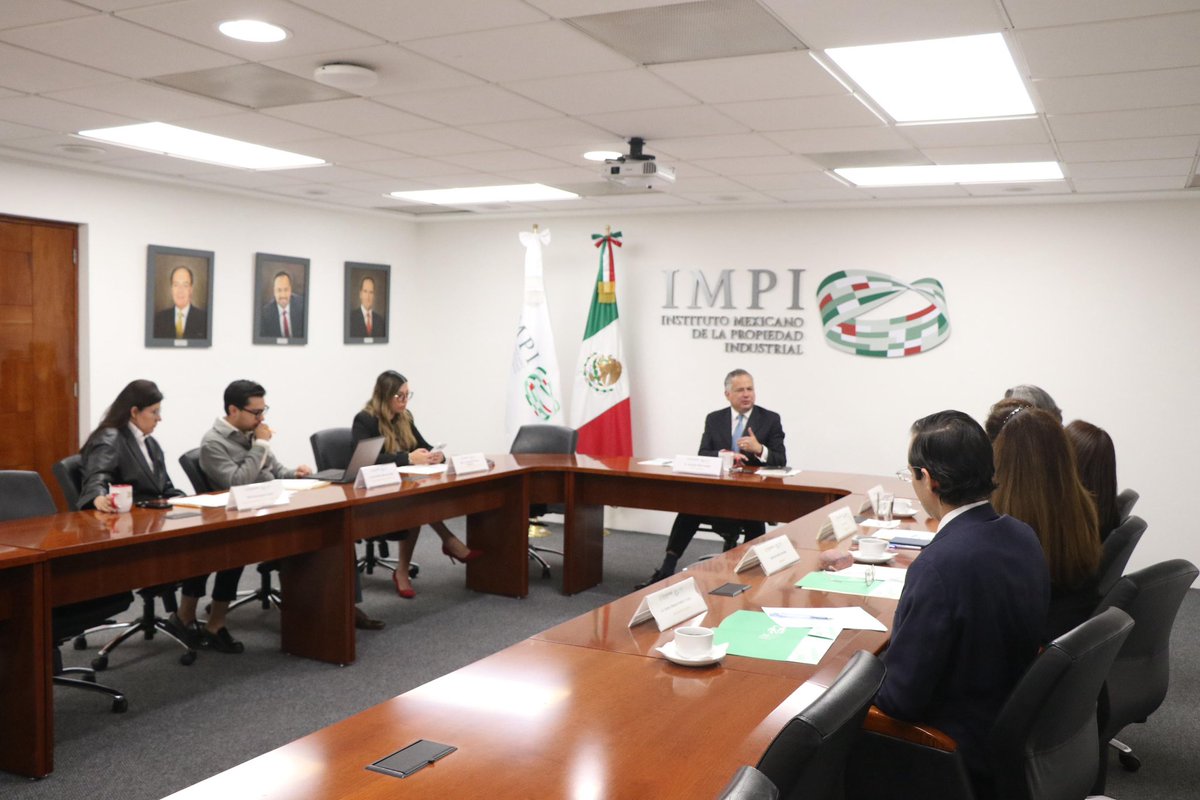IMPI_Mexico's tweet photo. El titular del #IMPI, @SNietoCastillo sostuvo una reunión con los magistrados de la Sala Especializada en Materia de Propiedad Intelectual, Luis Edwin Molinar Romana, Ely Cruz Pérez y Gabriela Badillo Barradas, con el objetivo de dar seguimiento a temas relacionados con la protección de la #PI de patentes y marcas, combate a la piratería y la vinculación #IMPI-COFEPRIS en el ámbito de medicamentos.

Este encuentro refuerza la coordinación institucional para consolidar un sistema de #PI más sólido, que brinde certeza jurídica, promueva la innovación y contribuya a la protección de la salud y el desarrollo económico.