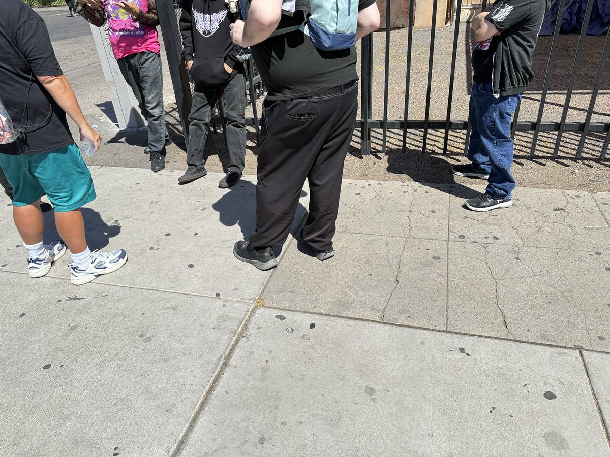 k715i's tweet image. 現着してる☀️モロにArizona笑

みんな1番の日向で並んではる…..

#phoenix AZ🇺🇸
#花冷え #hanabie
#Hanabieworldtour2026🌸