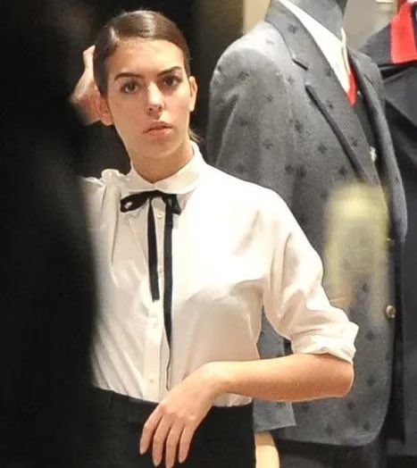 Absolutebrazil's tweet photo. “Já fui garçonete, já limpei, já fui vendedora e agora, eu sou a porra da CHEFE."

Georgina Rodriguez em seu documentário da Netflix. https://t.co/9JeygTeHxF