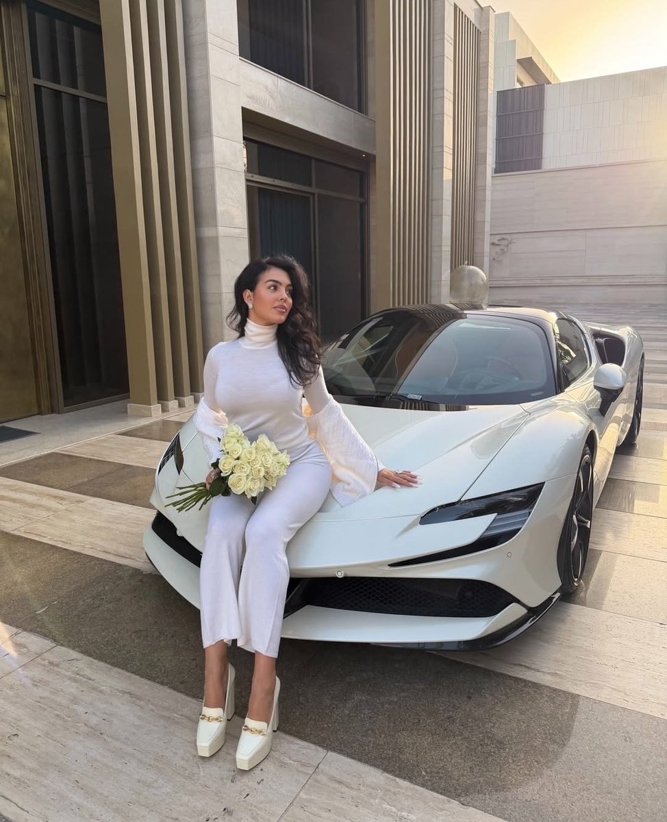 Absolutebrazil's tweet photo. “Já fui garçonete, já limpei, já fui vendedora e agora, eu sou a porra da CHEFE."

Georgina Rodriguez em seu documentário da Netflix. https://t.co/9JeygTeHxF