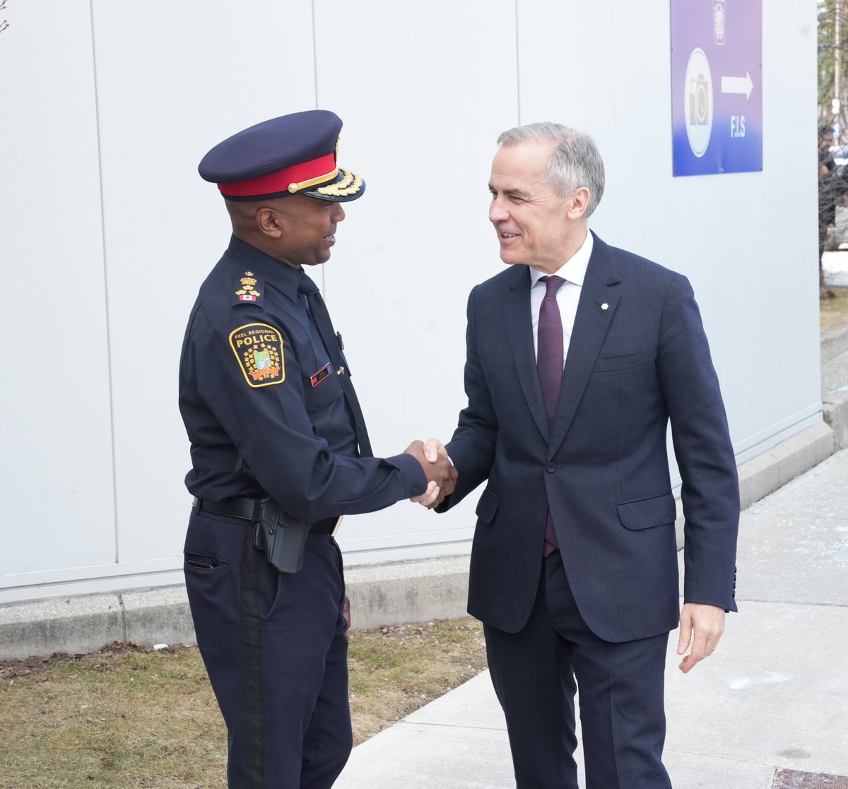 ChiefNish's tweet image. Honoured to welcome the Rt. Hon. @MarkJCarney to 22 Division @PeelPolice in #Brampton. Met with &amp;amp; discussed the work our women &amp;amp; men are doing to reduce pressures like extortions, home invasions, auto theft &amp;amp; emergent crime. Attended our Community Safety Operations Centre (CSOC),