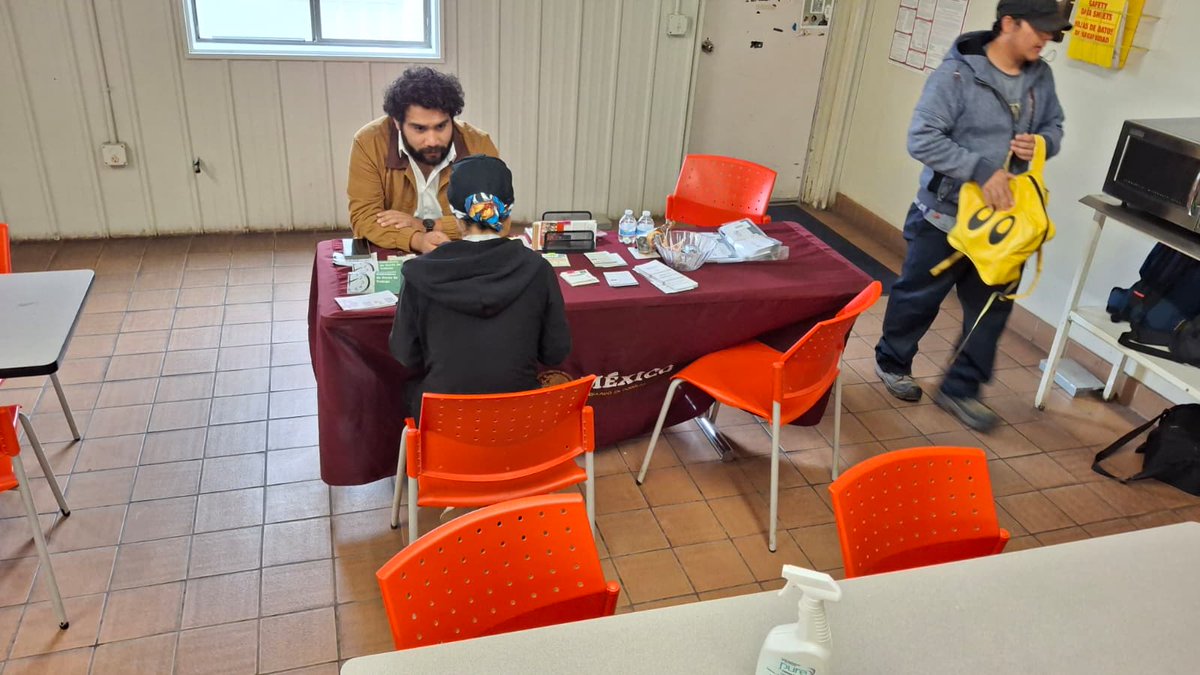 ConsulMexDou's tweet image. Como parte de la #SALE, #ConsuMéxDouglas visitó a trabajadores agrícolas en Willcox, AZ, brindando información sobre servicios consulares para la comunidad mexicana en el exterior. 
📞 Línea de apoyo 24/7 : 520 266 1356. #PALE