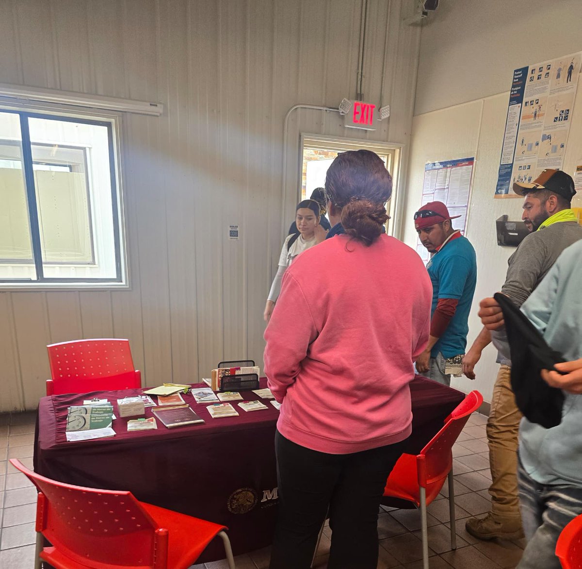 ConsulMexDou's tweet image. Como parte de la #SALE, #ConsuMéxDouglas visitó a trabajadores agrícolas en Willcox, AZ, brindando información sobre servicios consulares para la comunidad mexicana en el exterior. 
📞 Línea de apoyo 24/7 : 520 266 1356. #PALE