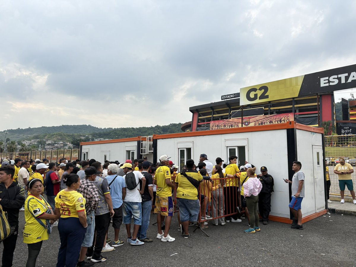 A falta de menos de dos horas para el partido ante <a href="/Cruzeiro/">Cruzeiro 🦊</a> 🇧🇷, hinchas de #BarcelonaSC compran todavía boletos para el encuentro por #CopaLibertadores 🏆

📸 <a href="/JoseCarlosVasq/">José Carlos Vásquez</a>