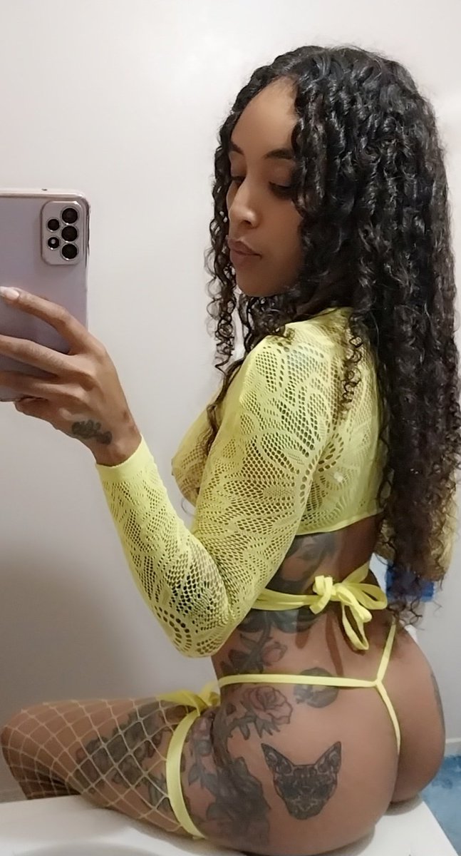 BleuGem1's tweet image. Sink pics for the old days💛😝
#naturalbody #curls #mixedgirl #florida #lingerie