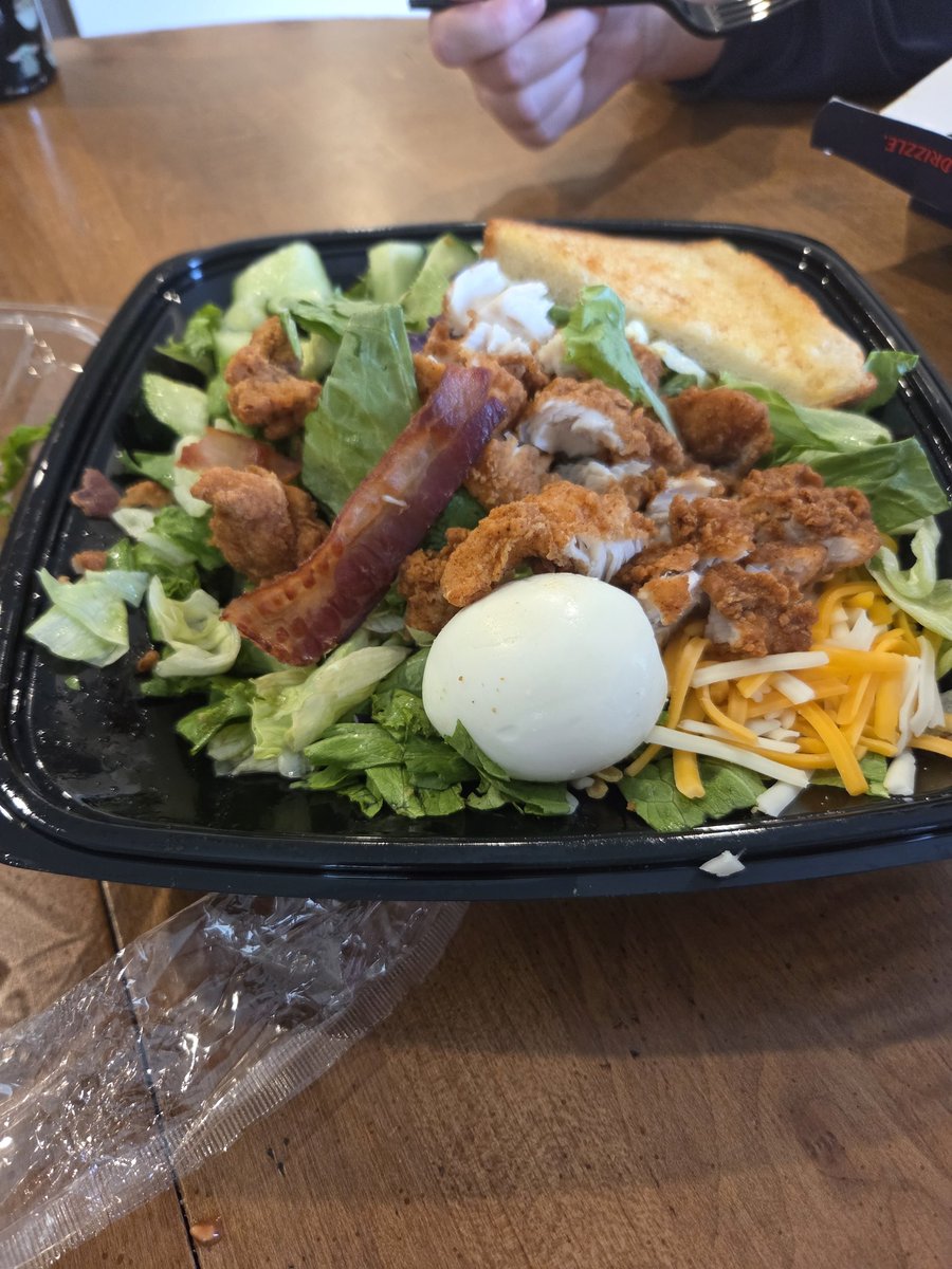 bstephens85's tweet photo. @Zaxbys not sure im on board with the new "chop your own" Cobb salad https://t.co/Z1FospFiuE