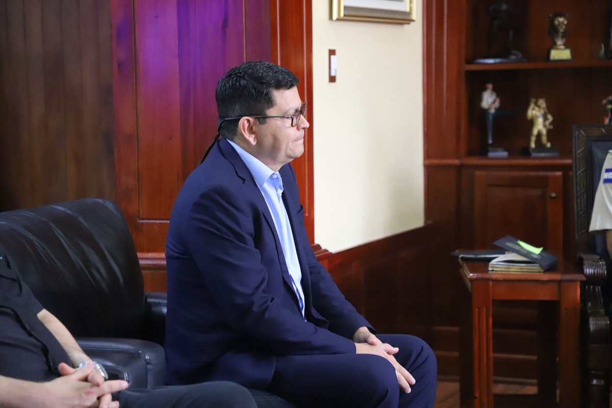 FFAAHN's tweet photo. #EducaciónMilitar || Este día el señor Jefe del Estado Mayor Conjunto de las #FFAA, General de Brigada Héctor Benjamín Valerio Ardón, junto a su Junta de Comandantes, recibió a las autoridades del Instituto Hondureño de Educación por Radio #IHER para ofrecer a los jóvenes que prestan servicio militar voluntario la oportunidad de continuar sus estudios básicos y medios.

#FuerzasArmadasHN