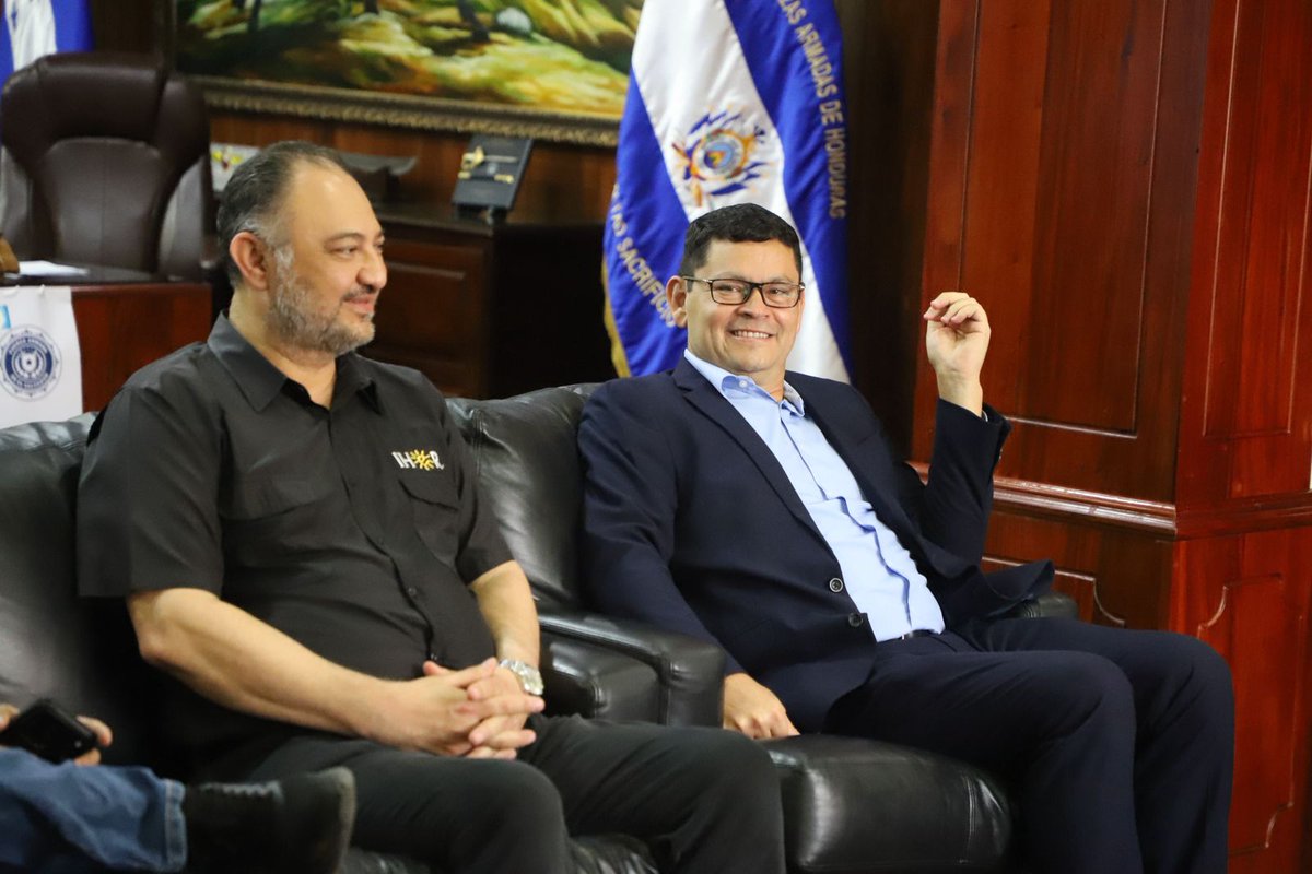 FFAAHN's tweet photo. #EducaciónMilitar || Este día el señor Jefe del Estado Mayor Conjunto de las #FFAA, General de Brigada Héctor Benjamín Valerio Ardón, junto a su Junta de Comandantes, recibió a las autoridades del Instituto Hondureño de Educación por Radio #IHER para ofrecer a los jóvenes que prestan servicio militar voluntario la oportunidad de continuar sus estudios básicos y medios.

#FuerzasArmadasHN