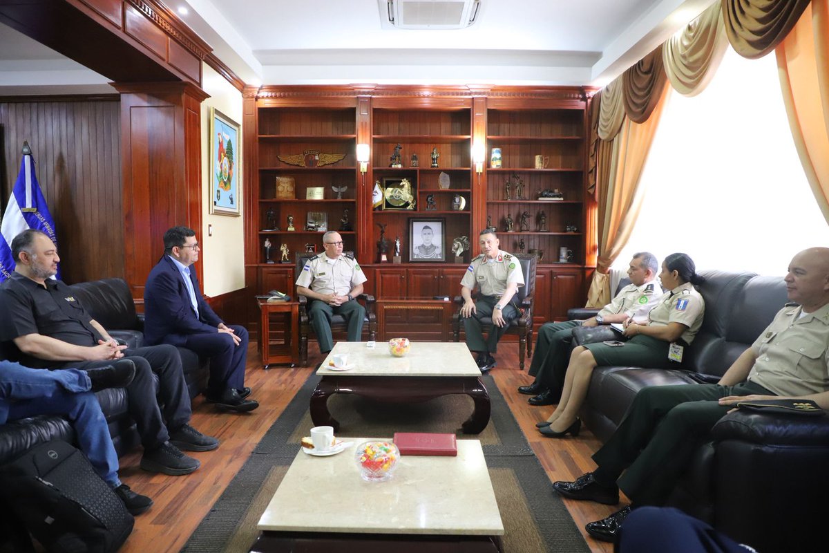 FFAAHN's tweet photo. #EducaciónMilitar || Este día el señor Jefe del Estado Mayor Conjunto de las #FFAA, General de Brigada Héctor Benjamín Valerio Ardón, junto a su Junta de Comandantes, recibió a las autoridades del Instituto Hondureño de Educación por Radio #IHER para ofrecer a los jóvenes que prestan servicio militar voluntario la oportunidad de continuar sus estudios básicos y medios.

#FuerzasArmadasHN
