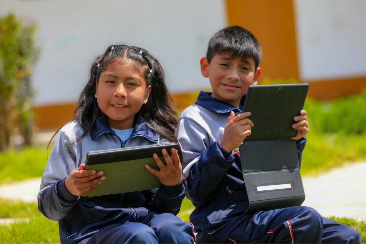 MTC_GobPeru's tweet photo. 👏#MTC impulsa la conectividad en #Arequipa y beneficiará a más de 141 mil ciudadanos. 🇵🇪 

✅ Más de 442 instituciones beneficiarias contarán con el servicio en 252 centros poblados de la región. 

“Desde el Ministerio de Transportes y Comunicaciones trabajamos con una visión clara: que la conectividad deje de ser un privilegio y se convierta en una herramienta real de desarrollo, inclusión y equidad”, destacó el ministro Aldo Prieto. 

🗞️ Más información: https://t.co/JK7sztd4N8