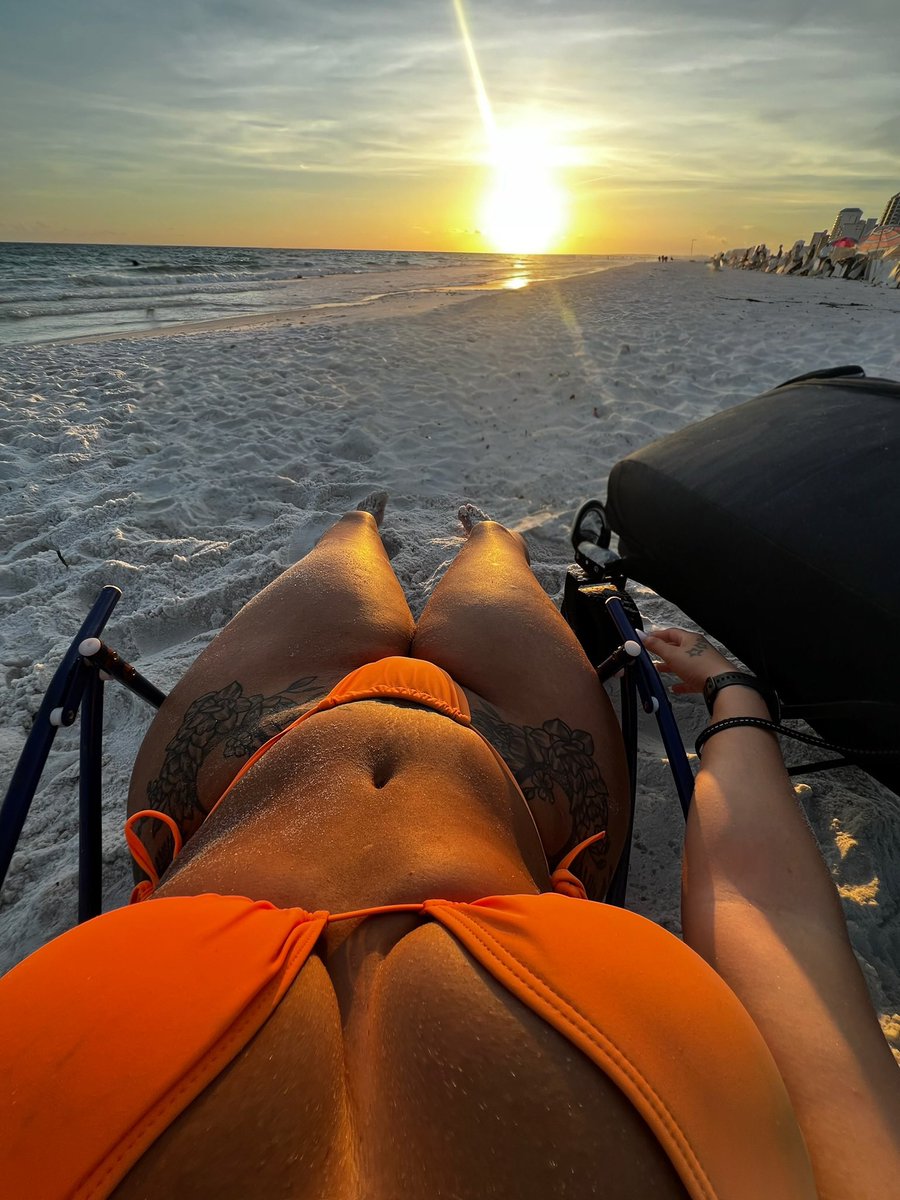 Mzlovelyxo's tweet image. Does this color go good with my skin tone? #ocean #Sand #bikini