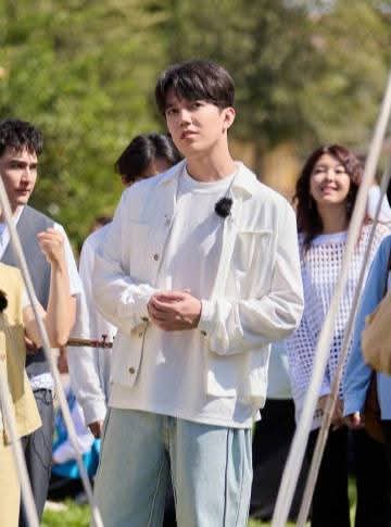 Laura7705036423's tweet photo. @Jen__S0 Con VOICE BEYOND HORIZON 
Dimash porta al mondo della musica, nuovi talenti da scoprire ..questo è un'altro suo sogno che si avvera, e sono sicura che
l'hà costruito con tutto l'impegno e l'amore di cui è capace.
#DimashOnYoutube 
LISTEN TO DIMASH https://t.co/vHsHTxfblW