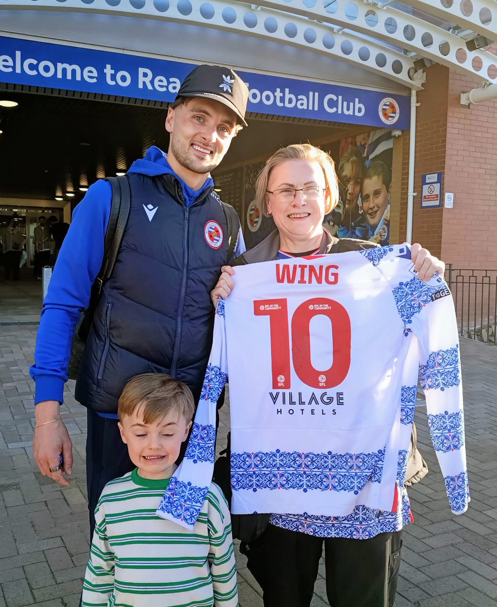 claredoc76's tweet photo. Despite the score, I had a good end to the day at least.
Seeing The Amazons 🖤 #Zons
And 10 mins later, a signed shirt from Wingy for my birthday 💙 https://t.co/UkEUDZdQK7