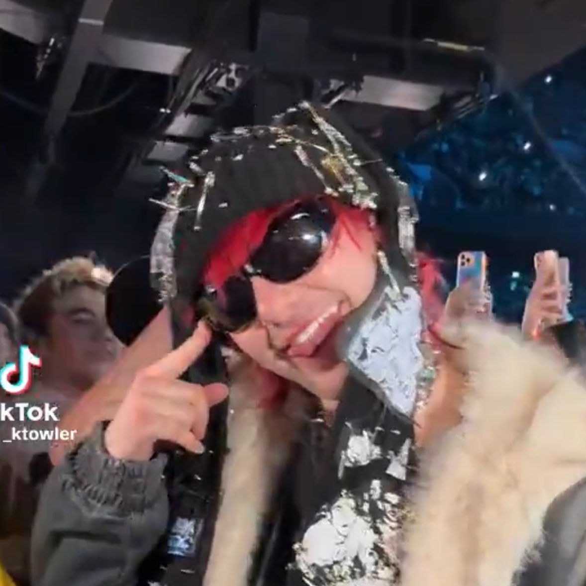 ໑̣⭑🧸châu🎀⭑໑̣ 5sos in 2 days! tweet media