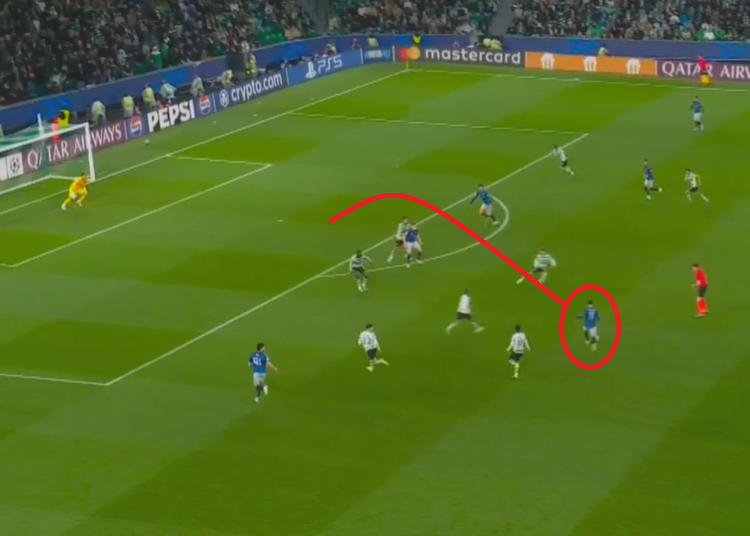 Brilliant coordination between provider &amp; goalscorer.

Martinelli's penetration from where he receives the ball (left) to his delicate dink over the defence (right), in the process pulling Havertz's marker away from the German.

Havertz's movement &amp; touch are 👌

Superb goal.