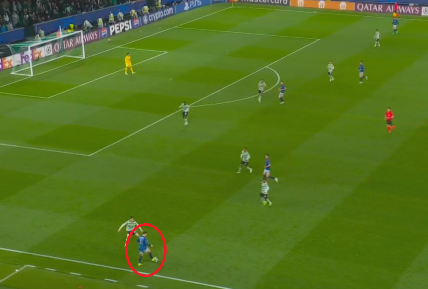 1DavidWall's tweet photo. Brilliant coordination between provider &amp; goalscorer.

Martinelli's penetration from where he receives the ball (left) to his delicate dink over the defence (right), in the process pulling Havertz's marker away from the German.

Havertz's movement &amp; touch are 👌

Superb goal. https://t.co/qti74nu0DQ