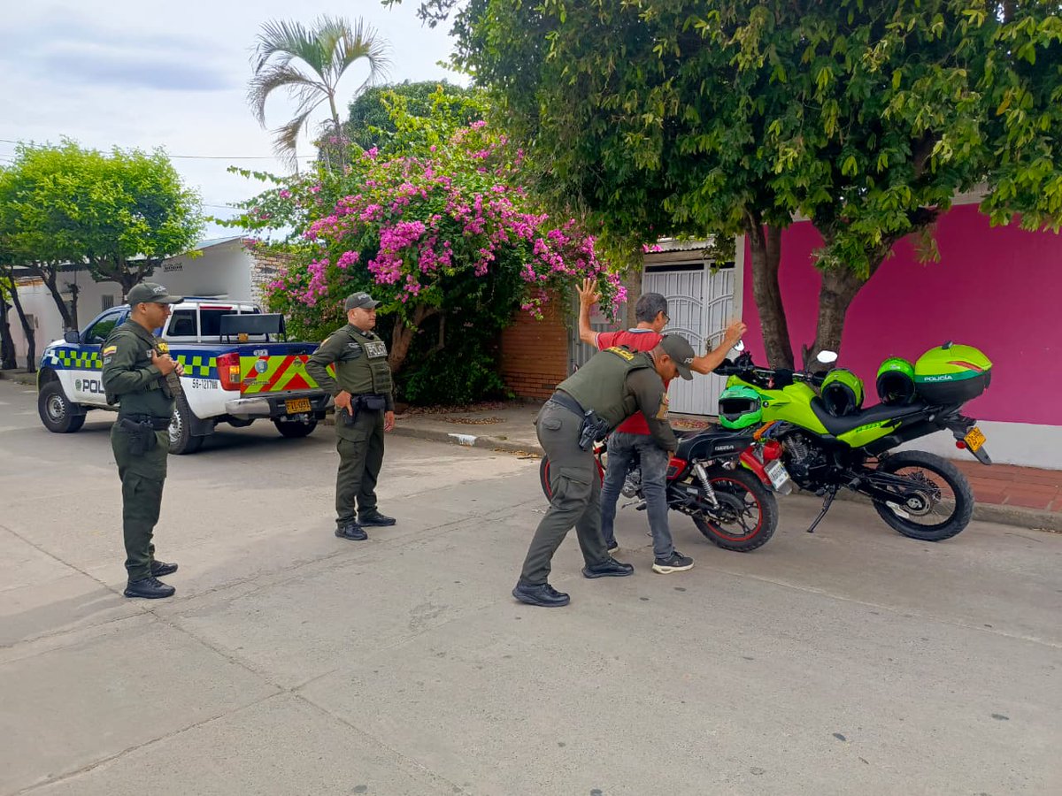 PoliciaCucuta's tweet photo. #Seguridad | 👮🏻‍♂️👊🏻Reforzamos la presencia en Morichal, Templo Histórico y Los Patios. 📍 Con acciones de prevención y disuasión, cerramos el paso a la delincuencia. ¡Unidades activas y alertas! 🚨🚔 https://t.co/Z62mm9gVtR