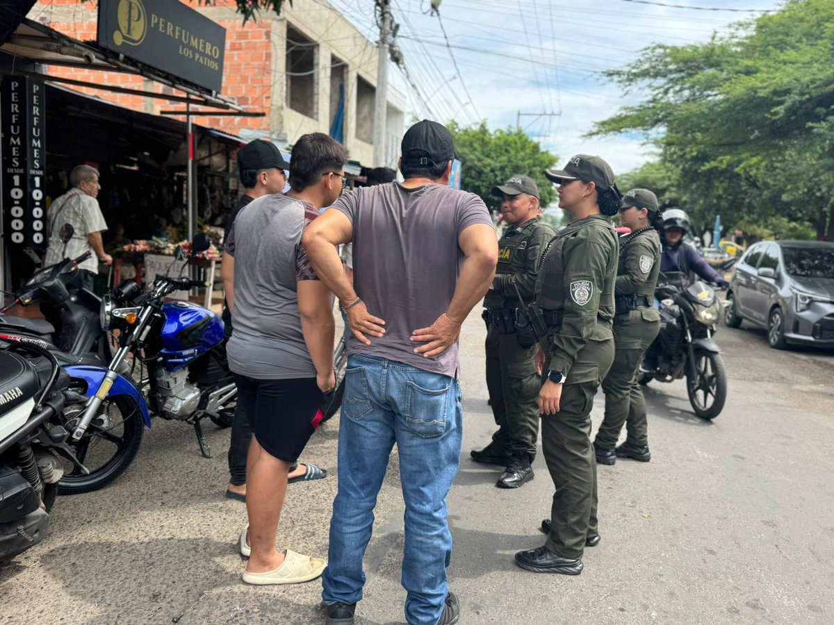 PoliciaCucuta's tweet photo. #Seguridad | 👮🏻‍♂️👊🏻Reforzamos la presencia en Morichal, Templo Histórico y Los Patios. 📍 Con acciones de prevención y disuasión, cerramos el paso a la delincuencia. ¡Unidades activas y alertas! 🚨🚔 https://t.co/Z62mm9gVtR