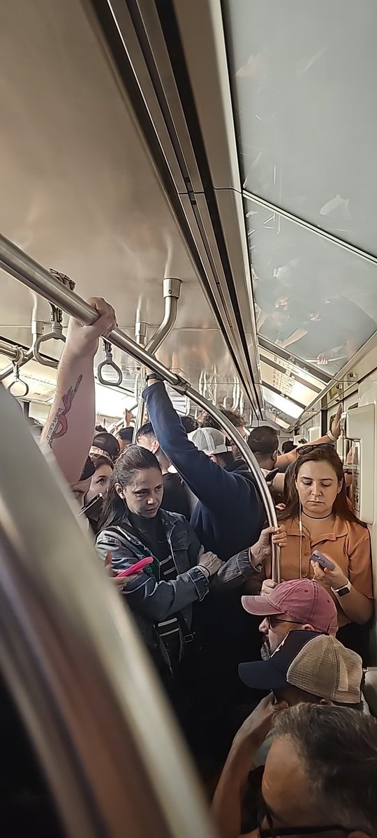 Lucky_Pablo92's tweet photo. @metrodesantiago 
El Carro N°1272 presenta una ligera falla en su iluminación, apagandose la mitad de la luces de uno de los costados.

Dejando algo oscuro el carro señalado. https://t.co/19n7dLCaRX