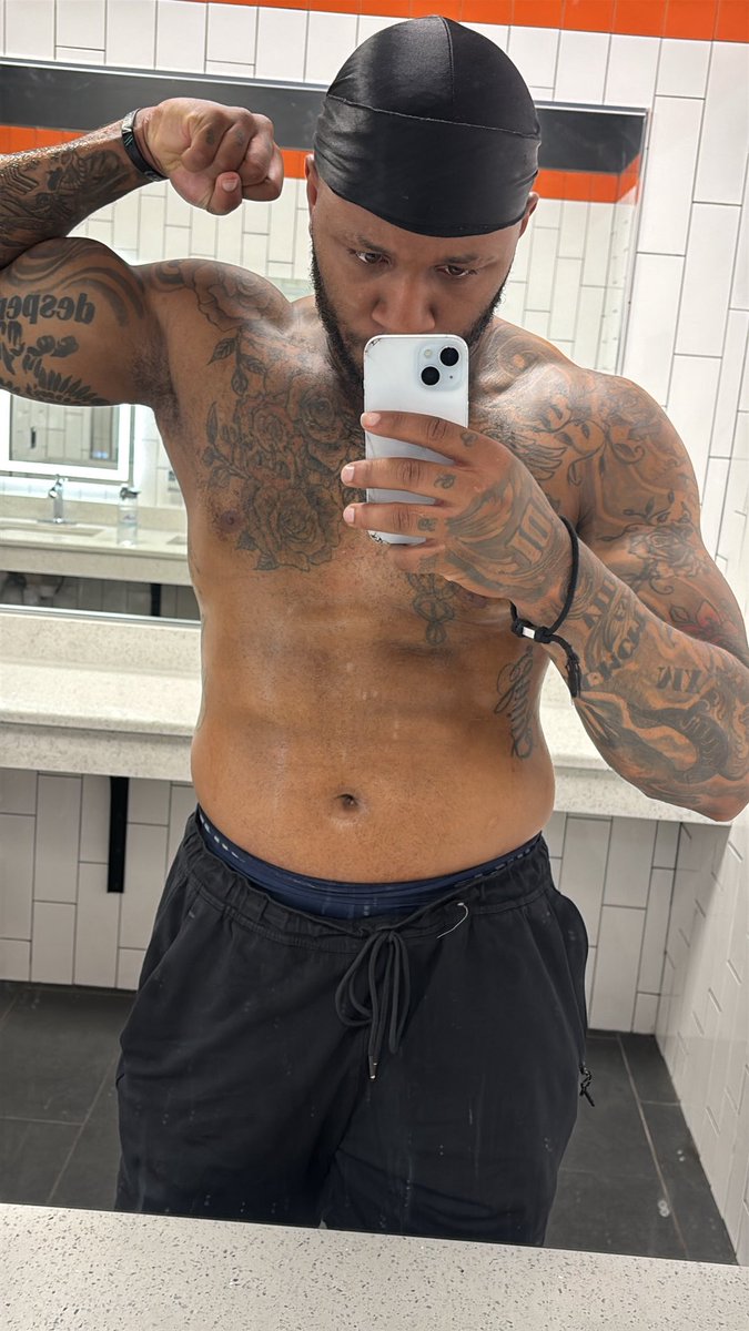 KPGhosts's tweet photo. 6’3 227💪🏽 https://t.co/O0SniUbCH8