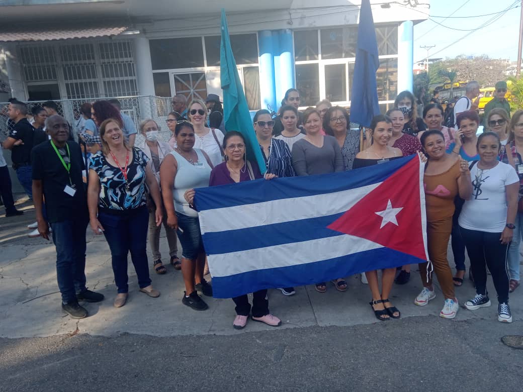 GAzcuba's tweet photo. En una jornada memorable las mujeres azucareras presentes en el acto en homenaje al 96 cumpleaños de nuestra inolvidable Vilma Espín en el parque Mariana Grajales de la Capital. Consignas, música y alegría acompañaron este día #MujeresEnRevolución 
#MejorSinBloqueo https://t.co/qcKQ7Mswrw