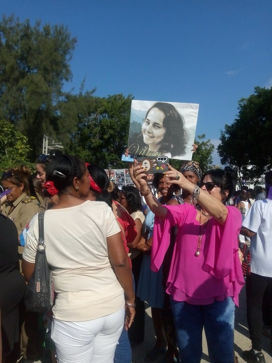 GAzcuba's tweet photo. En una jornada memorable las mujeres azucareras presentes en el acto en homenaje al 96 cumpleaños de nuestra inolvidable Vilma Espín en el parque Mariana Grajales de la Capital. Consignas, música y alegría acompañaron este día #MujeresEnRevolución 
#MejorSinBloqueo https://t.co/qcKQ7Mswrw