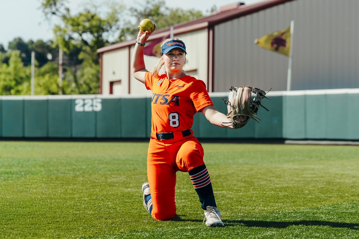 UTSASoftball's tweet image. Behind enemy lines 

#BirdsUp 🤙 | #LetsGo210 | #PluckEm 🪶