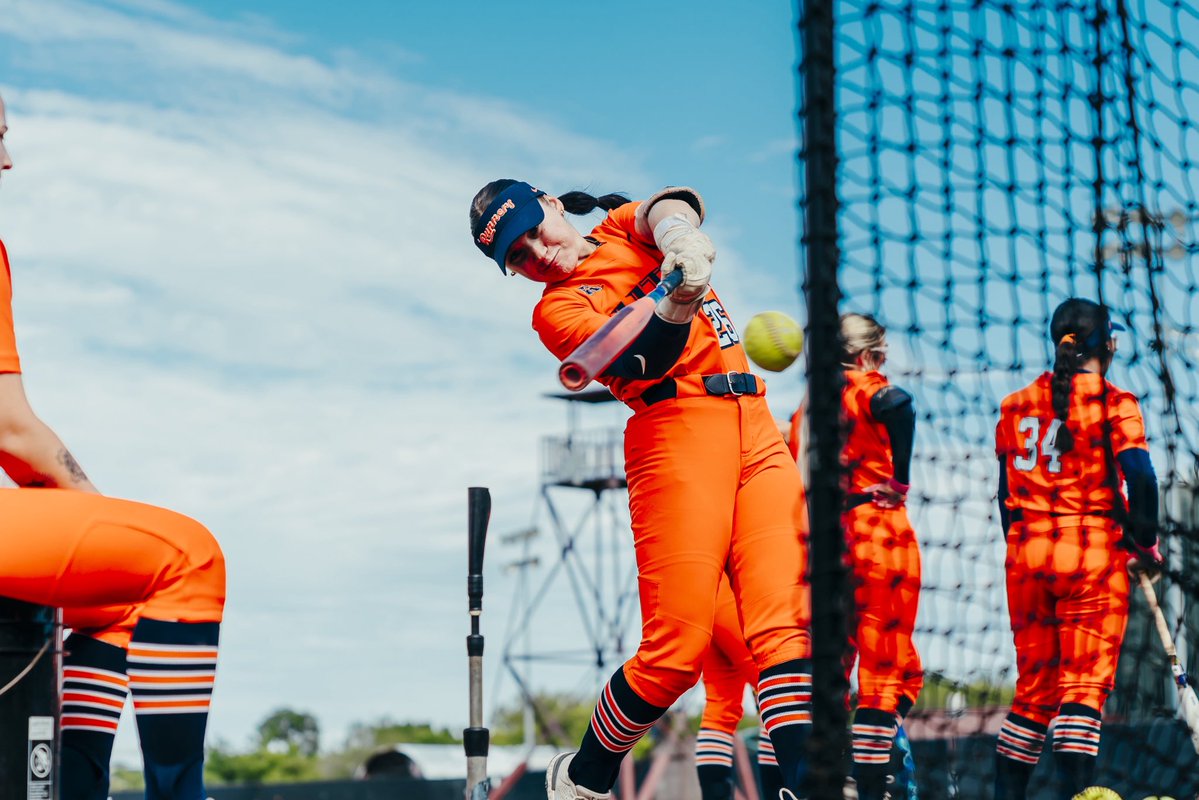 UTSASoftball's tweet image. Behind enemy lines 

#BirdsUp 🤙 | #LetsGo210 | #PluckEm 🪶