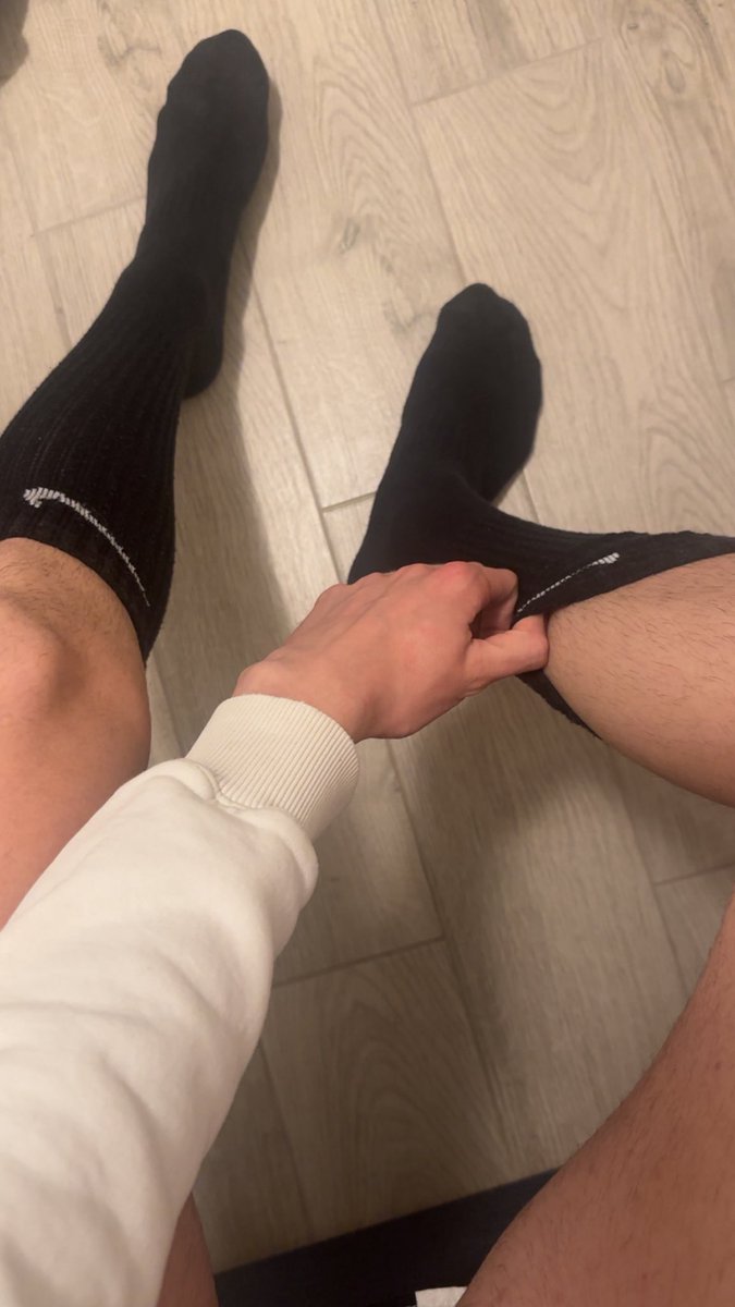 AlekSodom's tweet photo. Venez dm les ptites soumises qui veulent bouffer mes 44 😏 #moneyslave #soumis #dominateur #pied #chaussette #fetichiste https://t.co/hlufTxZ5uq