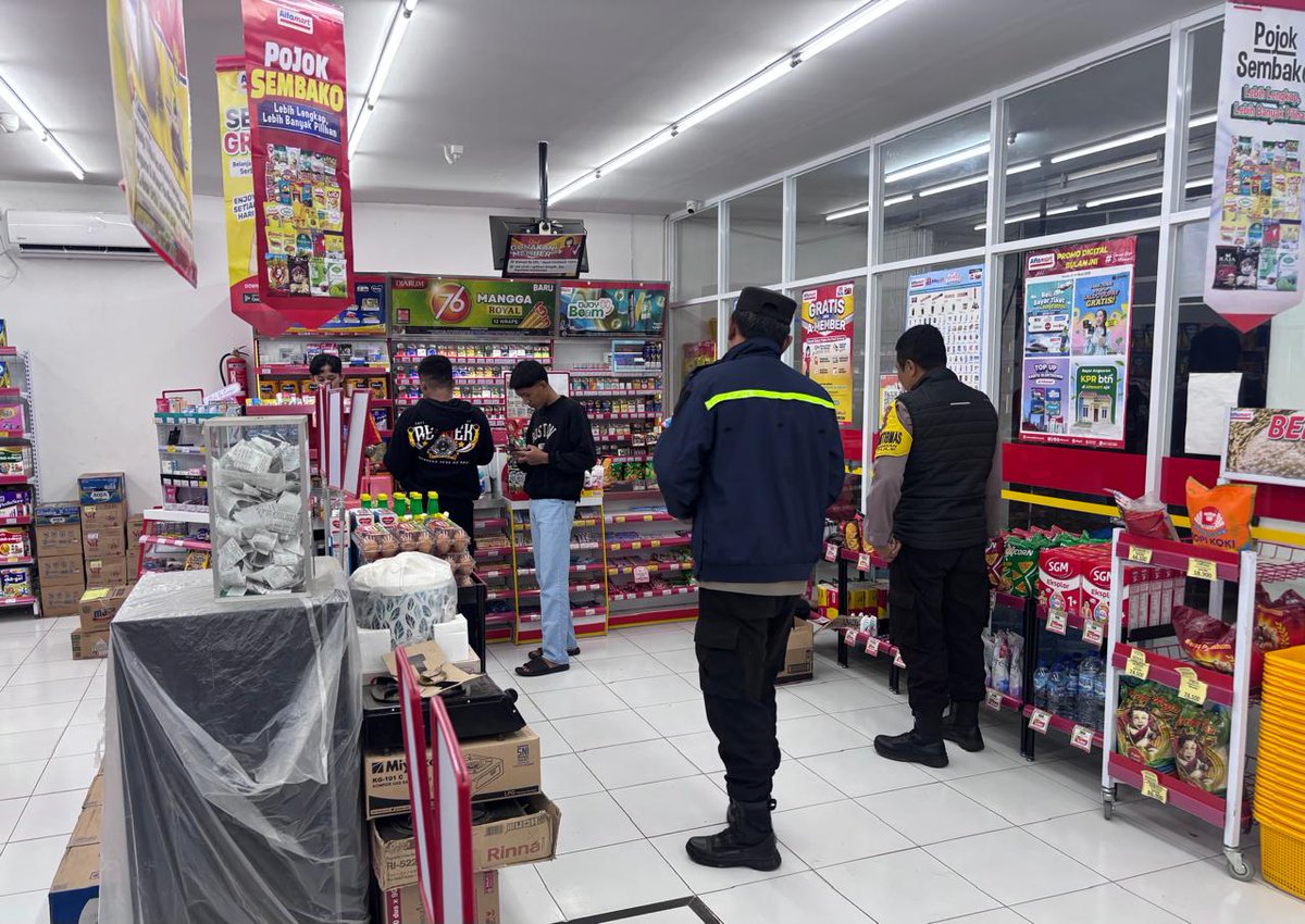 Patroli dialogis dengan pemilik pertokoan untuk meningkatkan kewaspadaan pelaku kejahatan dengan pasang cctv