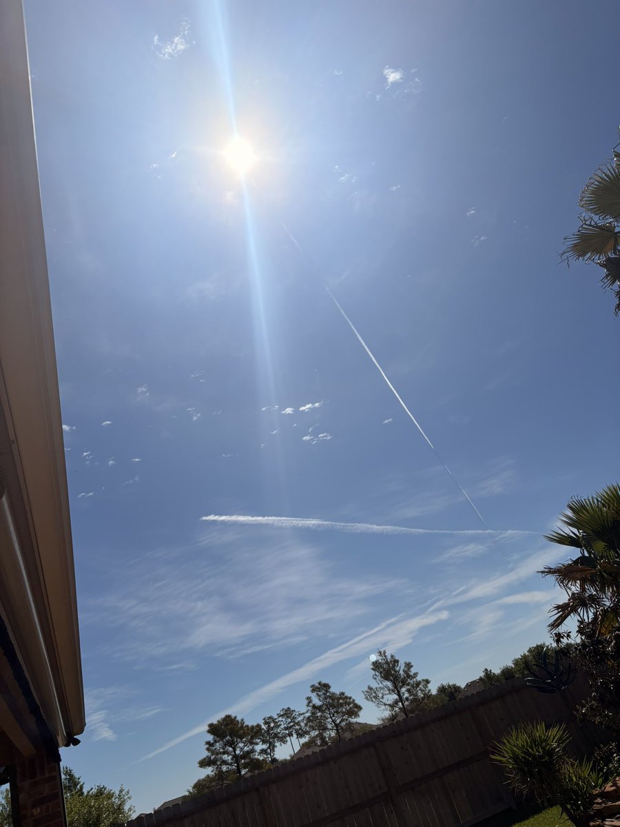slappe123's tweet photo. @brianeharrison I took a picture of the chemtrails in my TX sky! https://t.co/HksutS0FPI