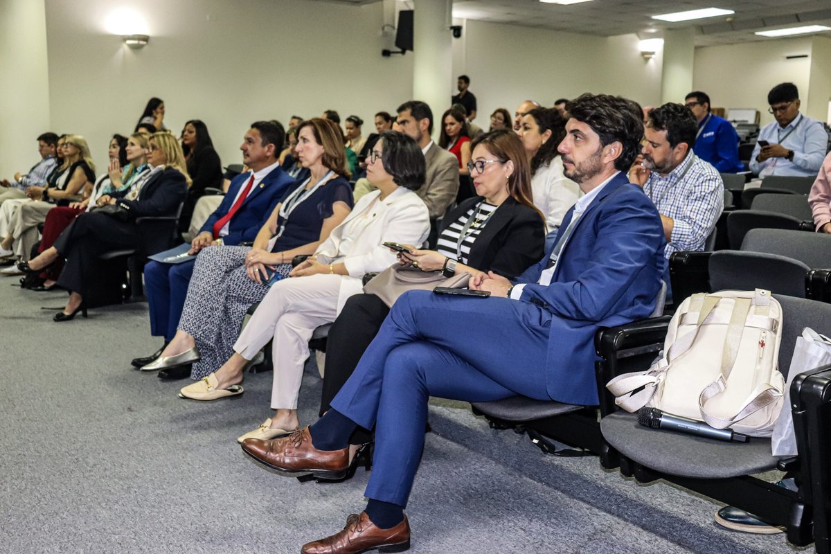 LuciaMeza_CAF's tweet photo. Hoy Panamá se convierte en punto de encuentro de líderes que creen en el poder de las instituciones para transformar realidades. Desde @AgendaCAF 🇵🇦 acompañamos este espacio de diálogo y construcción colectiva con coordinadores del #DGIP y #LPT2.0. #AprendeConCAF https://t.co/aO7CSr0AJA