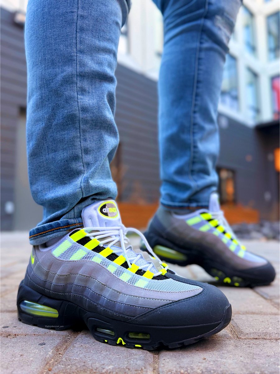 ANT_NYC1's tweet image. I heard some talk that folks don’t rock #airmax unless it’s #airmaxmonth  Yeah ok🤣😂

Anywho thanks again to @footlocker for the 95s. These will always be my favorite Silhouette. Glad to have this piece of nostalgia back in the collection. 
#KOTD Air Max 95 Neon “BigBubble”