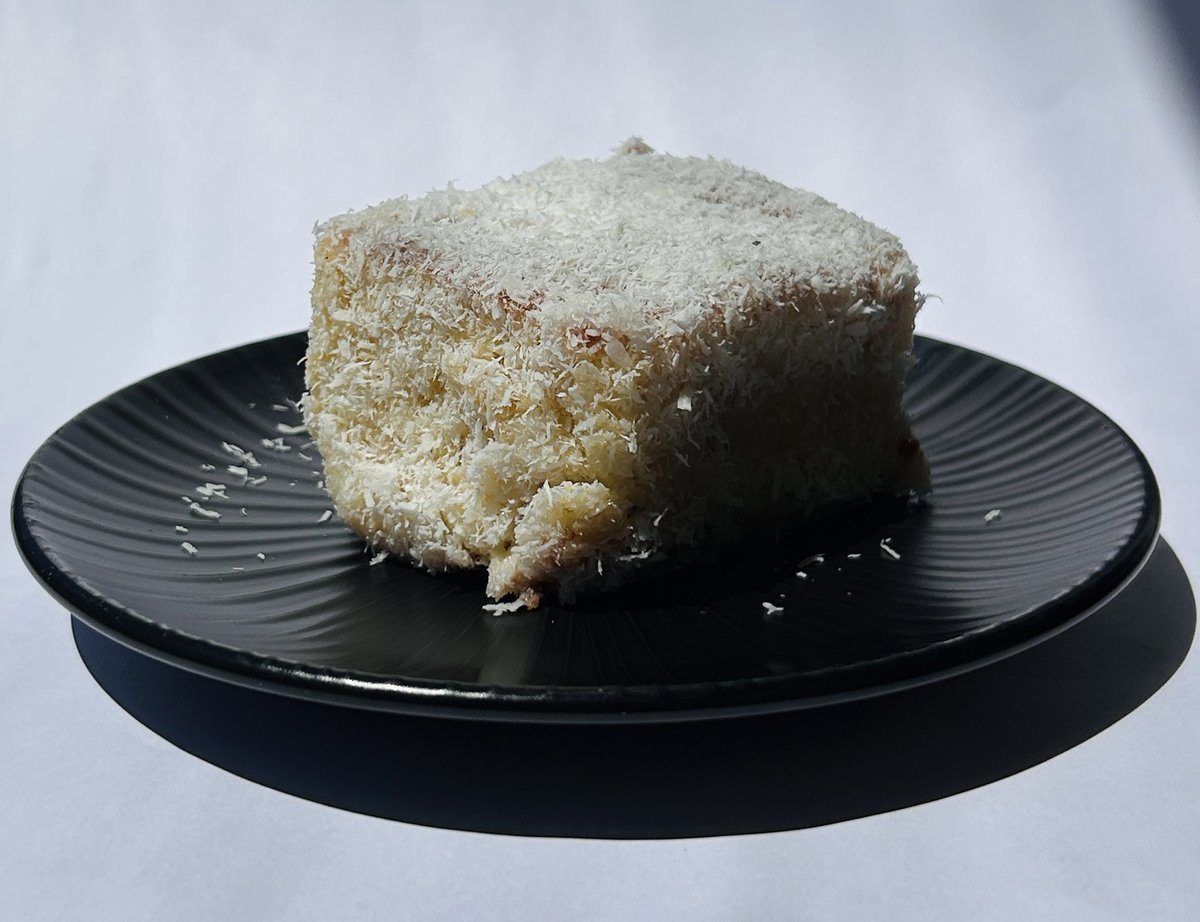Bolo gelado de coco! Aquele clássico raiz, do jeitinho que nossas mães faziam nos anos 90 — bem molhadinho e enrolado no papel alumínio.

Puro conforto, perfeito pra acompanhar um café gostoso e curtir o momento. Disponível em JP, Parque Costeiro, Botânico e iFood. 🐐☕️
