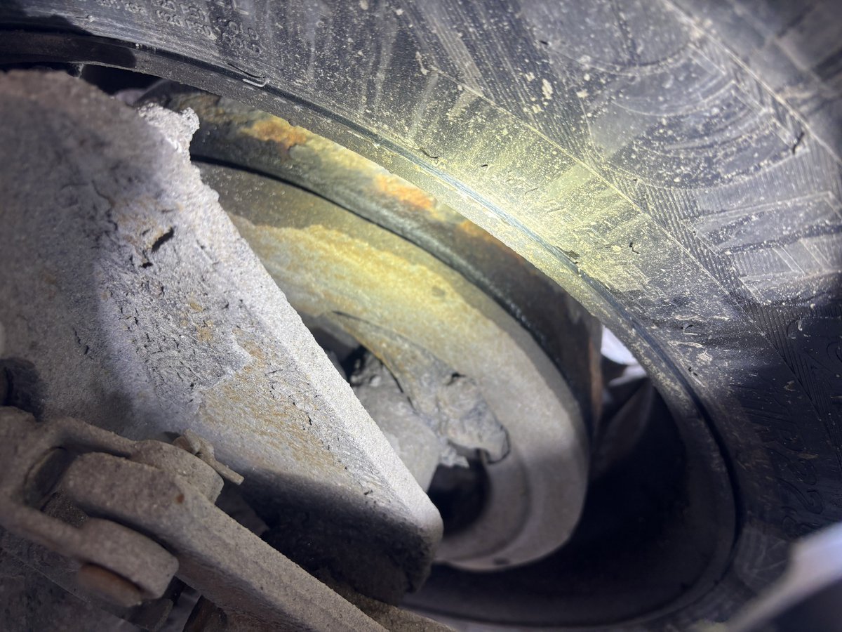 HRPSCMV's tweet image. Working w/ @HamiltonPolice @ONtransport today.  Stopped an intermodal hauler.

-Blown wheel seal (steer axle) contaminated brake
-Flat tire
-driveshaft excessive free play @ opposing yoke ends
-Broken brake chamber return spring
-Broken intermodal integral lock
CHARGES/PLATES/OOS