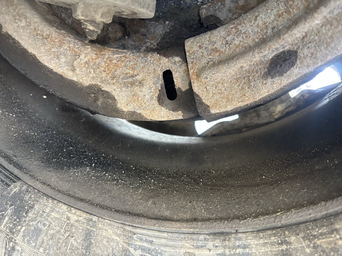 HRPSCMV's tweet image. Working w/ @HamiltonPolice @ONtransport today.  Stopped an intermodal hauler.

-Blown wheel seal (steer axle) contaminated brake
-Flat tire
-driveshaft excessive free play @ opposing yoke ends
-Broken brake chamber return spring
-Broken intermodal integral lock
CHARGES/PLATES/OOS