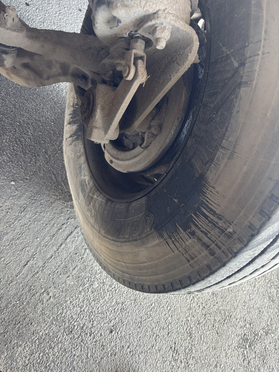 HRPSCMV's tweet image. Working w/ @HamiltonPolice @ONtransport today.  Stopped an intermodal hauler.

-Blown wheel seal (steer axle) contaminated brake
-Flat tire
-driveshaft excessive free play @ opposing yoke ends
-Broken brake chamber return spring
-Broken intermodal integral lock
CHARGES/PLATES/OOS
